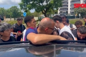 爱游戏-亲和力！孔德耐心为球迷签名+合影，停留超过10分钟
